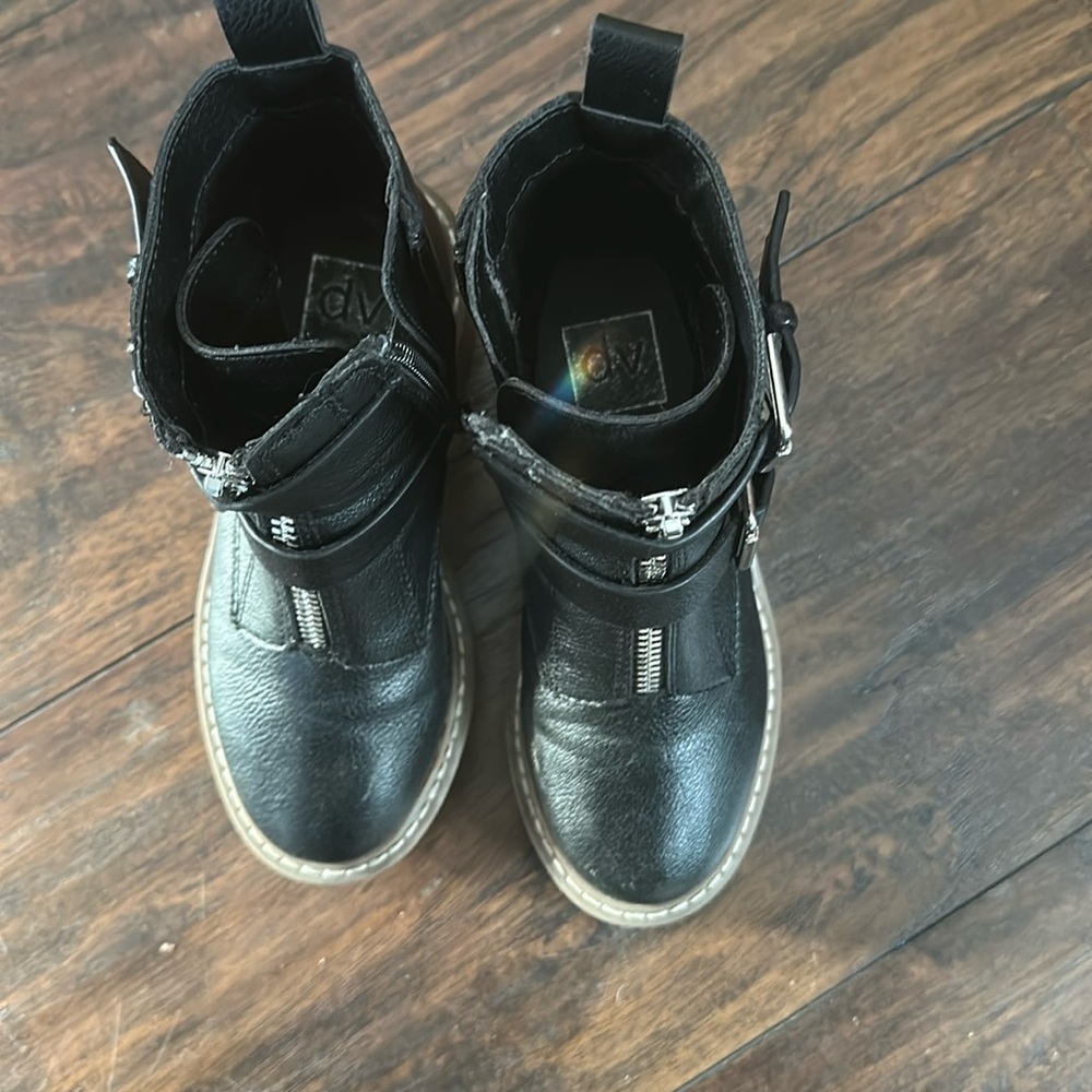 Hardly worn DV boots for girls